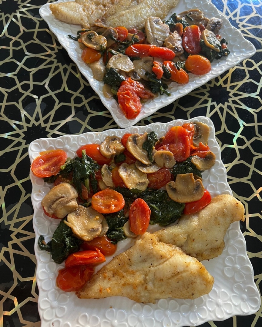 Filetes de merluza con espinacas champiñones y tomates cherry