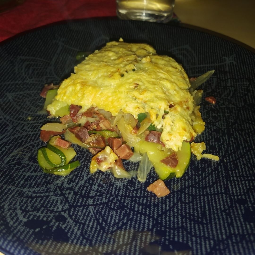 Pastel de calabacín, cebolla, jamón y queso. Pastel de calabacín, cebolla, jamón y queso.