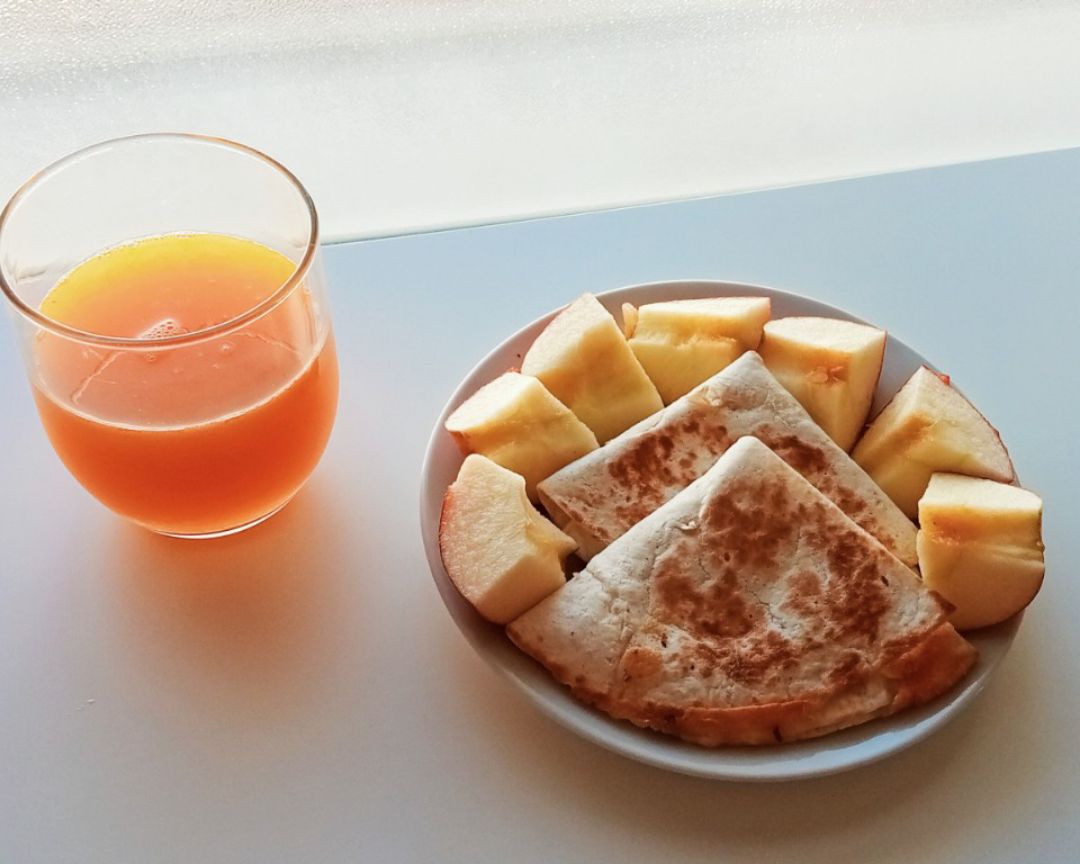 Quesadillas con zumo de naranja natural y manzana 