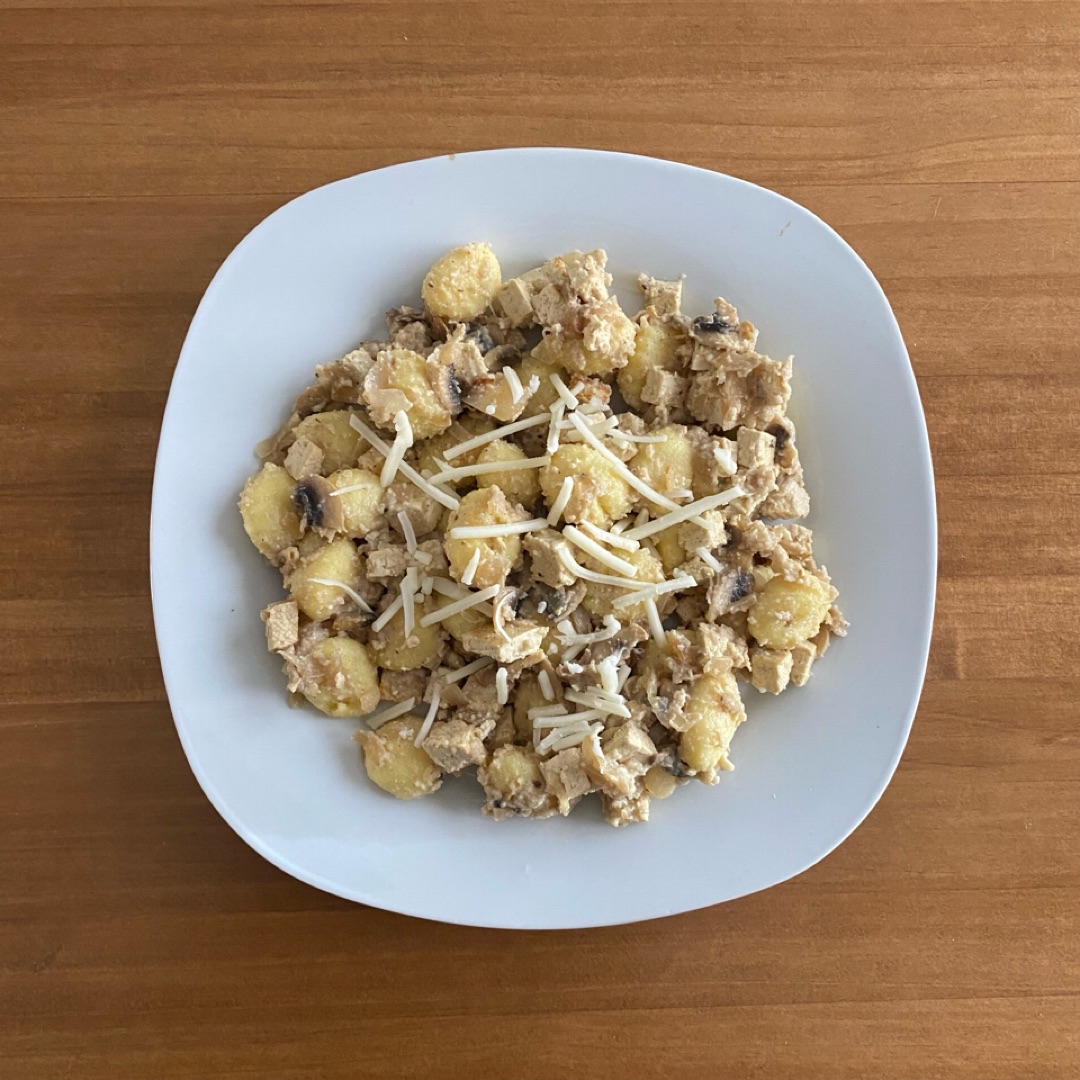 Ñoquis con bechamel vegana, cebolla, champiñones y tofu Ñoquis con bechamel vegana, cebolla, champiñones y tofu