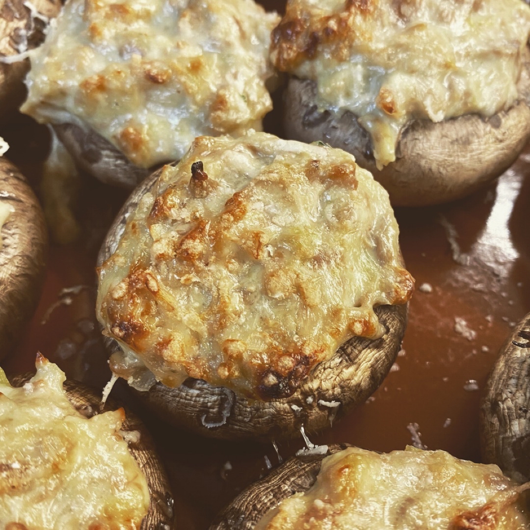 Champiñones rellenos de quedo azul y nueces Champiñones rellenos de quedo azul y nueces