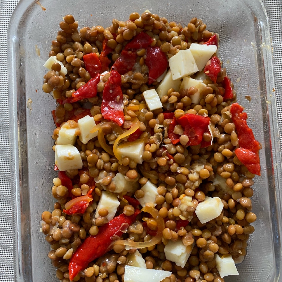 Ensalada de lentejas, pimientos asados, espƔrragos y queso. Ensalada de lentejas, pimientos asados, espƔrragos y queso.