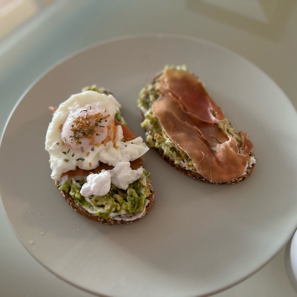 Tostada de espelta con queso crema, aguacate, huevo poche y jam贸n serrano Tostada de espelta con queso crema, aguacate, huevo poche y jam贸n serrano
