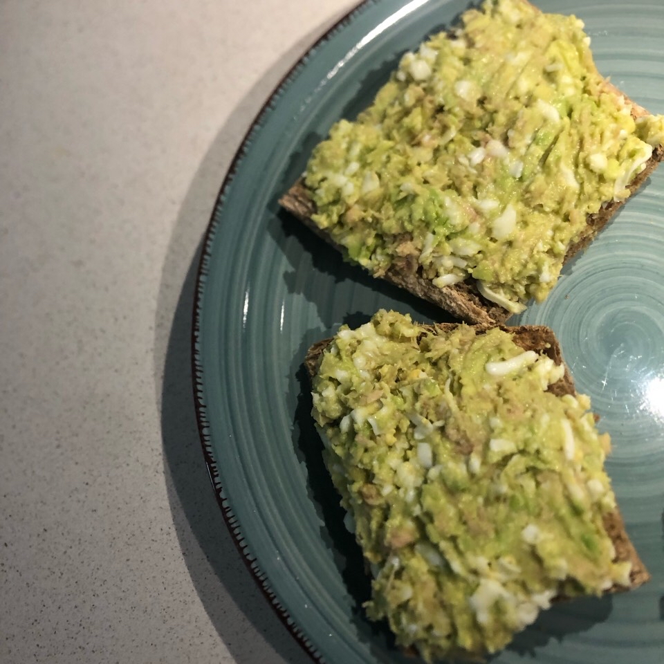 Tostadas con aguacate, atún y huevo Tostadas con aguacate, atún y huevo
