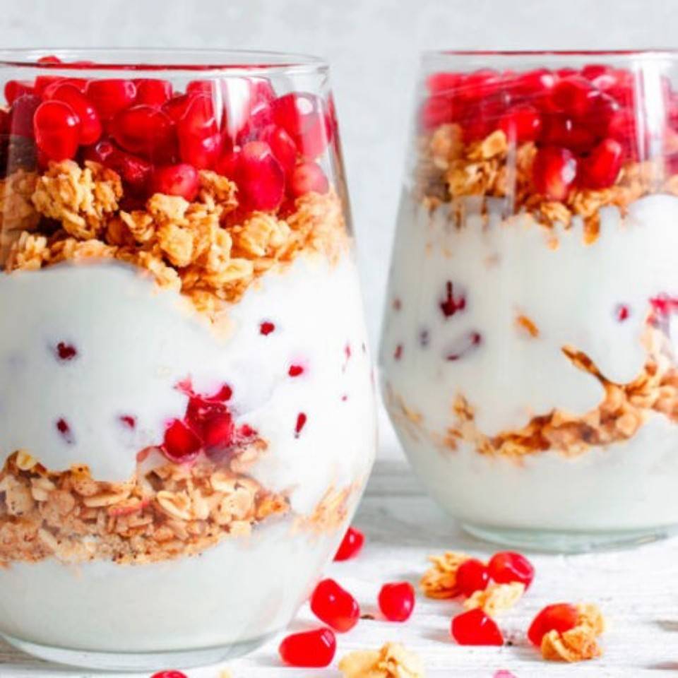 Avena con granada, miel y yogurt