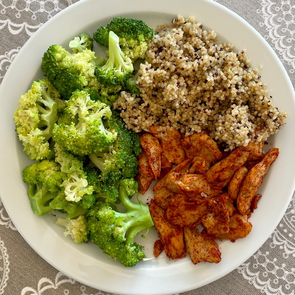 Brócoli con quinoa y bocaditos vegetales