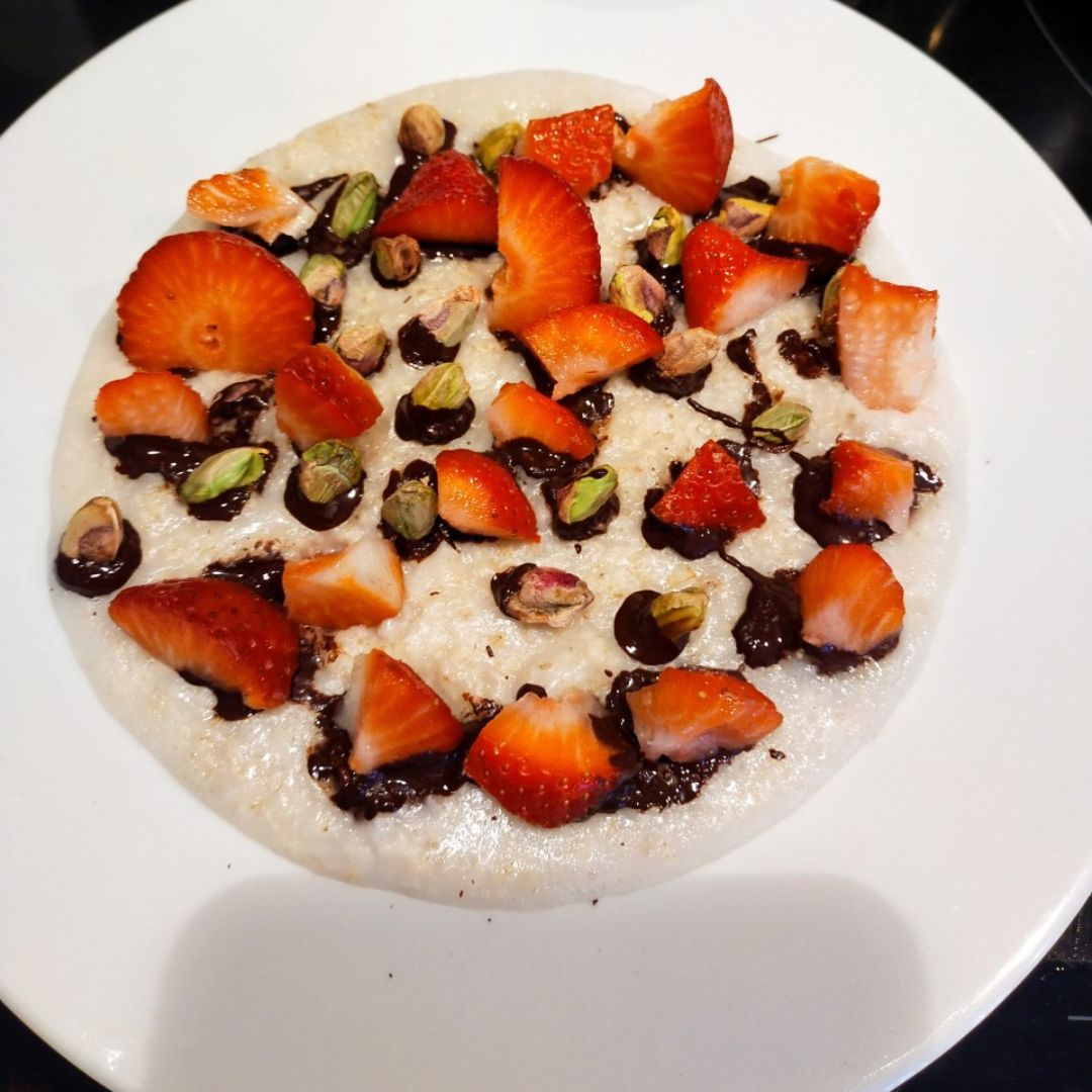 Gachas de avena con fresas 🍓y chocolate 🍫 Paso 1 Gachas de avena con fresas 🍓y chocolate 🍫 Paso 1