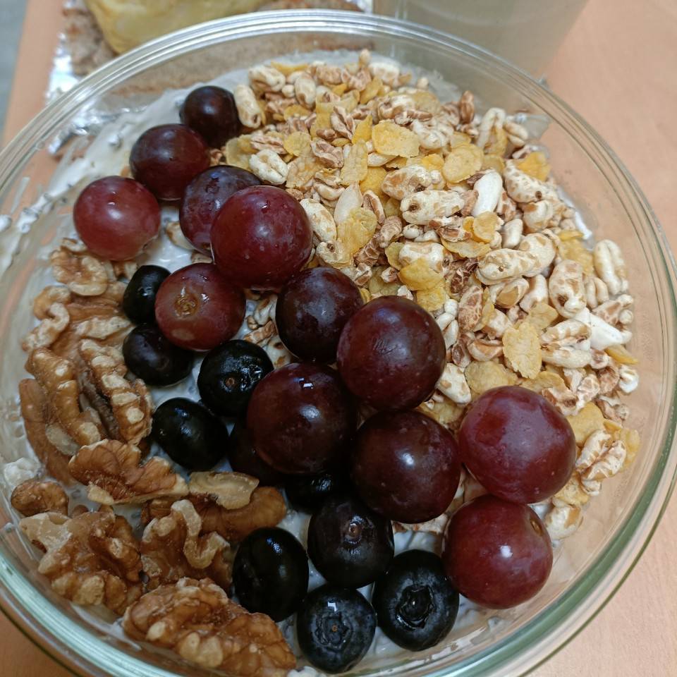 Bol de yogur con avena ,chia y fruta Bol de yogur con avena ,chia y fruta