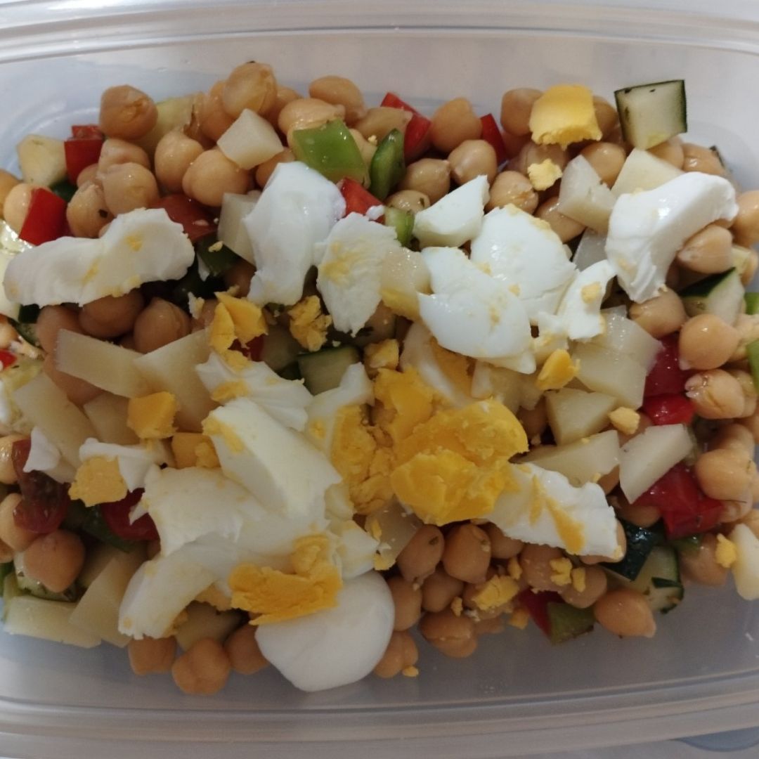 Ensalada de garbanzos con queso y huevo Ensalada de garbanzos con queso y huevo