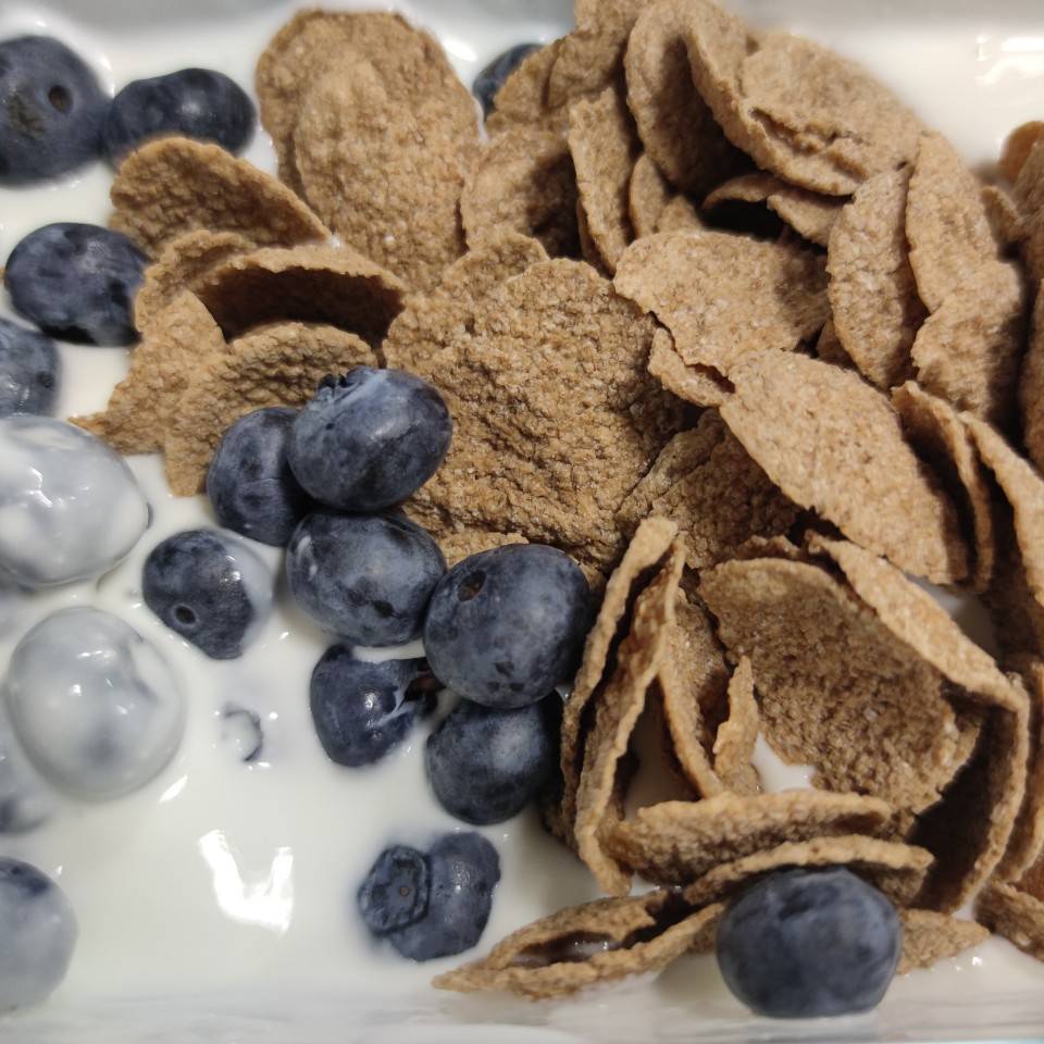Bowl desayuno con Kéfir, arándanos, cereales y almendras Bowl desayuno con Kéfir, arándanos, cereales y almendras