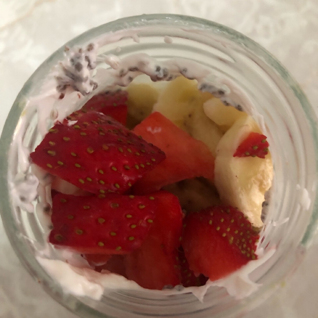 Yogur de chia con frutas