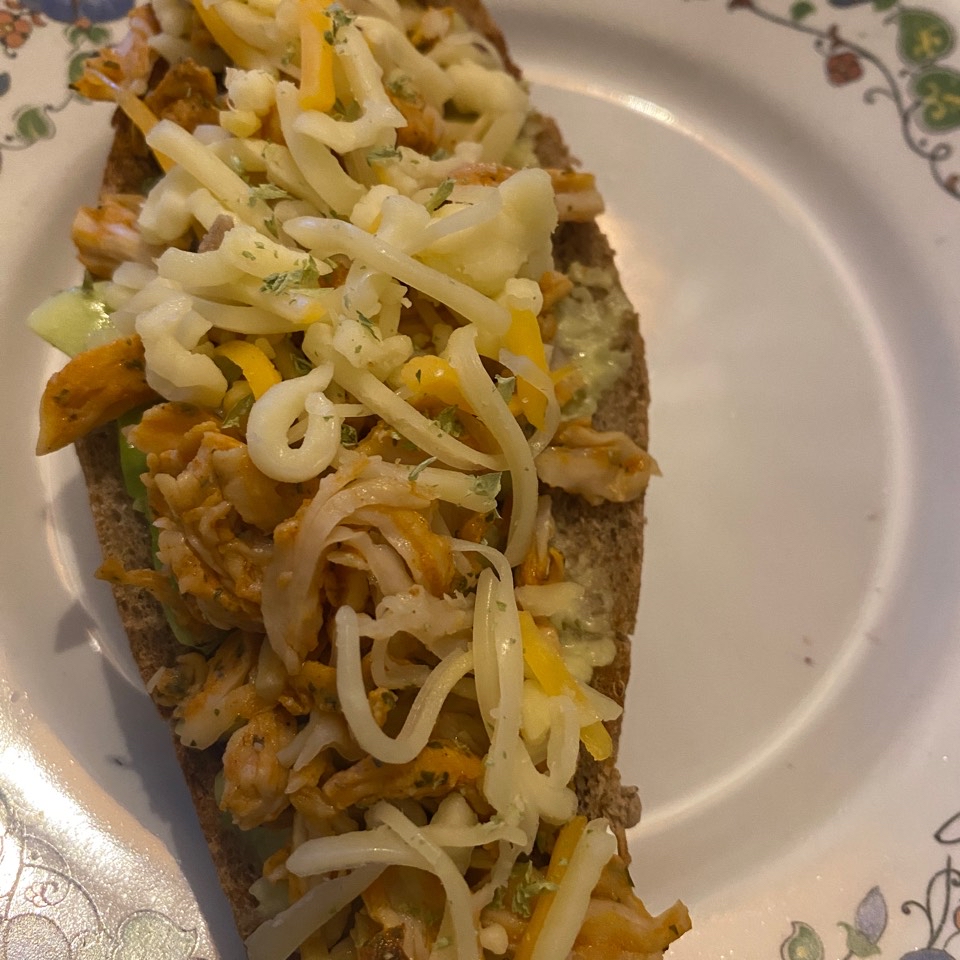 Tosta de pollo con aguacate 