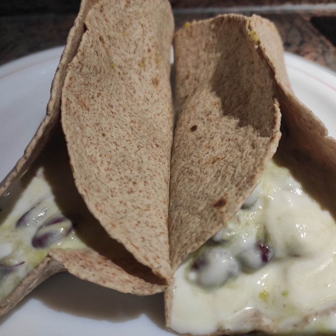 Tacos de alubias rojas, guacamole y salsa de queso Tacos de alubias rojas, guacamole y salsa de queso