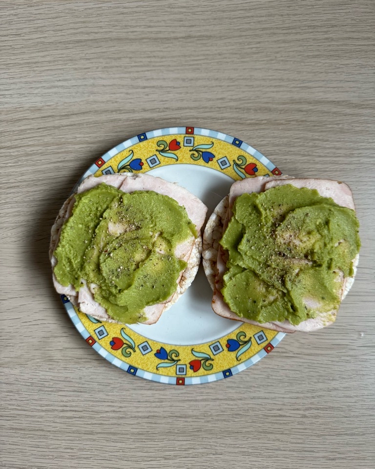 Tortitas de arroz con pavo y guacamole 