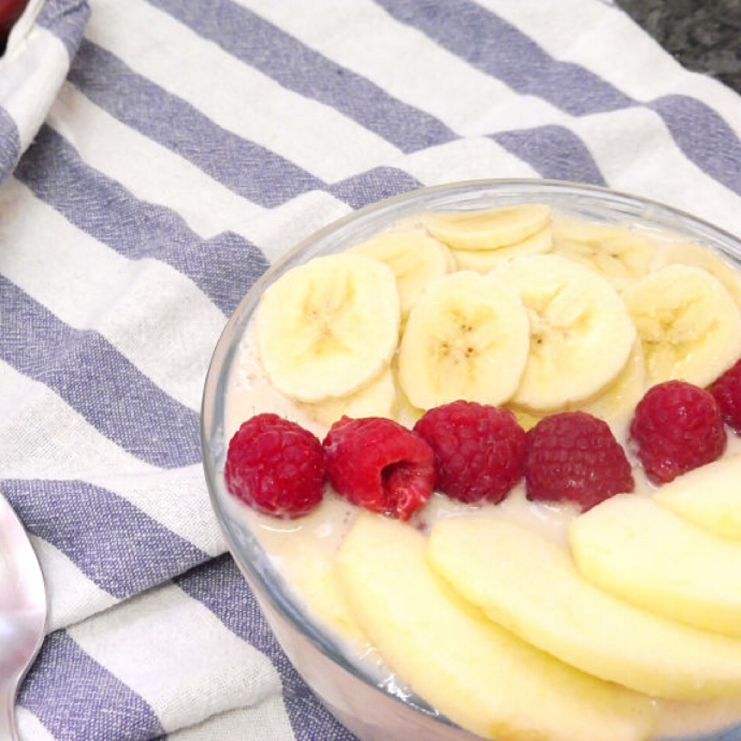Smoothie bowl de pera 🍐 manzana 🍎 y crema de cacahuete 🥜