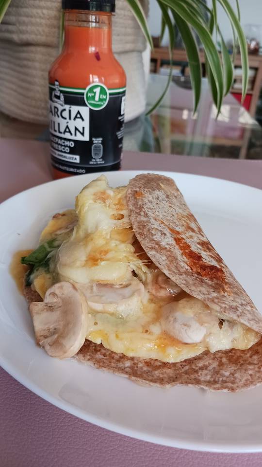 Tortilla integral rellena de tortilla, espinacas, champiñones y mozzarella Tortilla integral rellena de tortilla, espinacas, champiñones y mozzarella