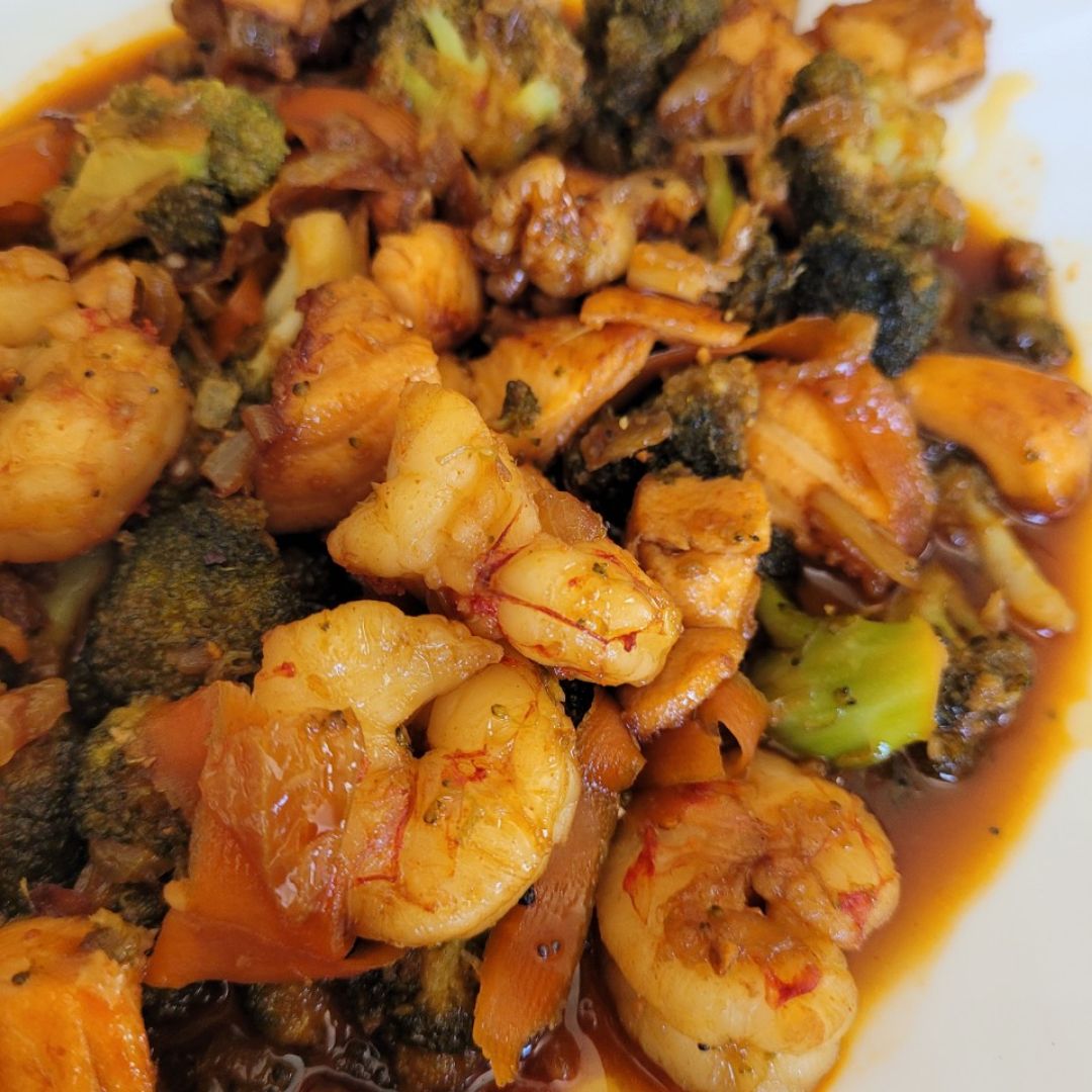 Brócoli con verduritas, salmón y gambas