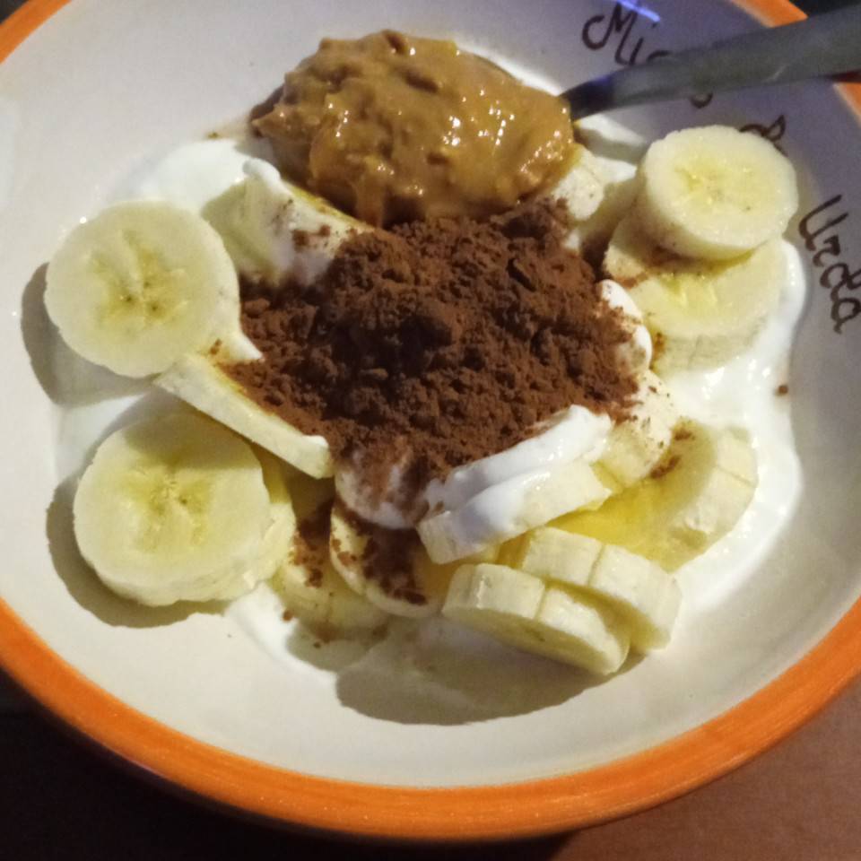Resopon de yogur, plátano , crema de cacahuetes y cacao 