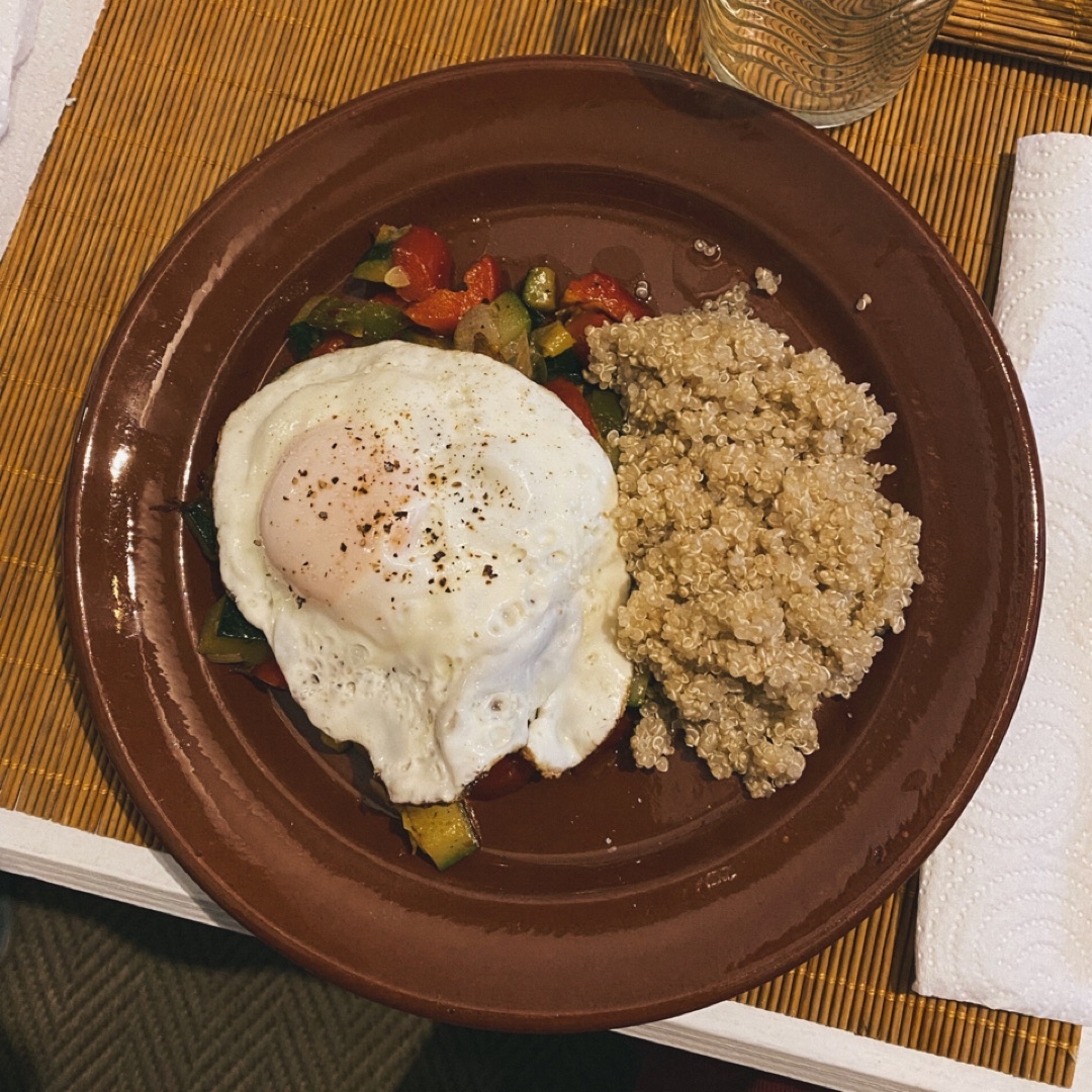 Quinoa, huevo y verduras