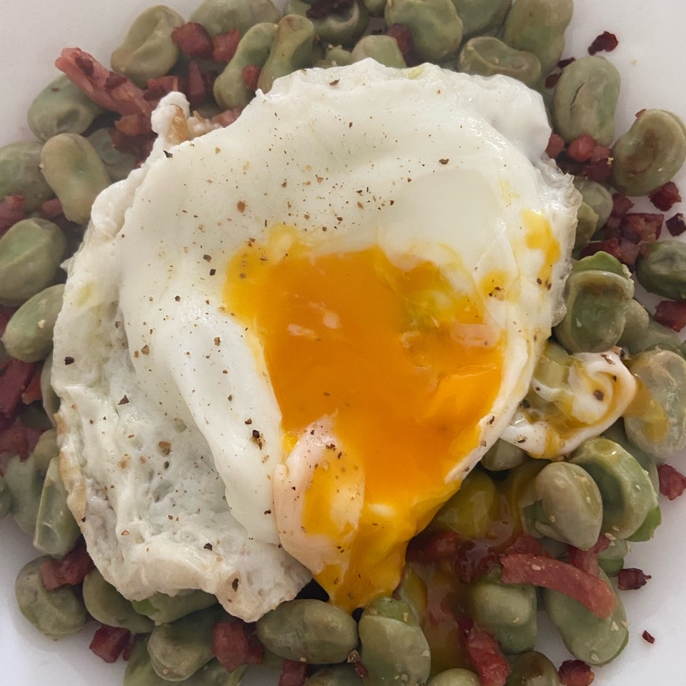 Habitas con huevo y jamón 