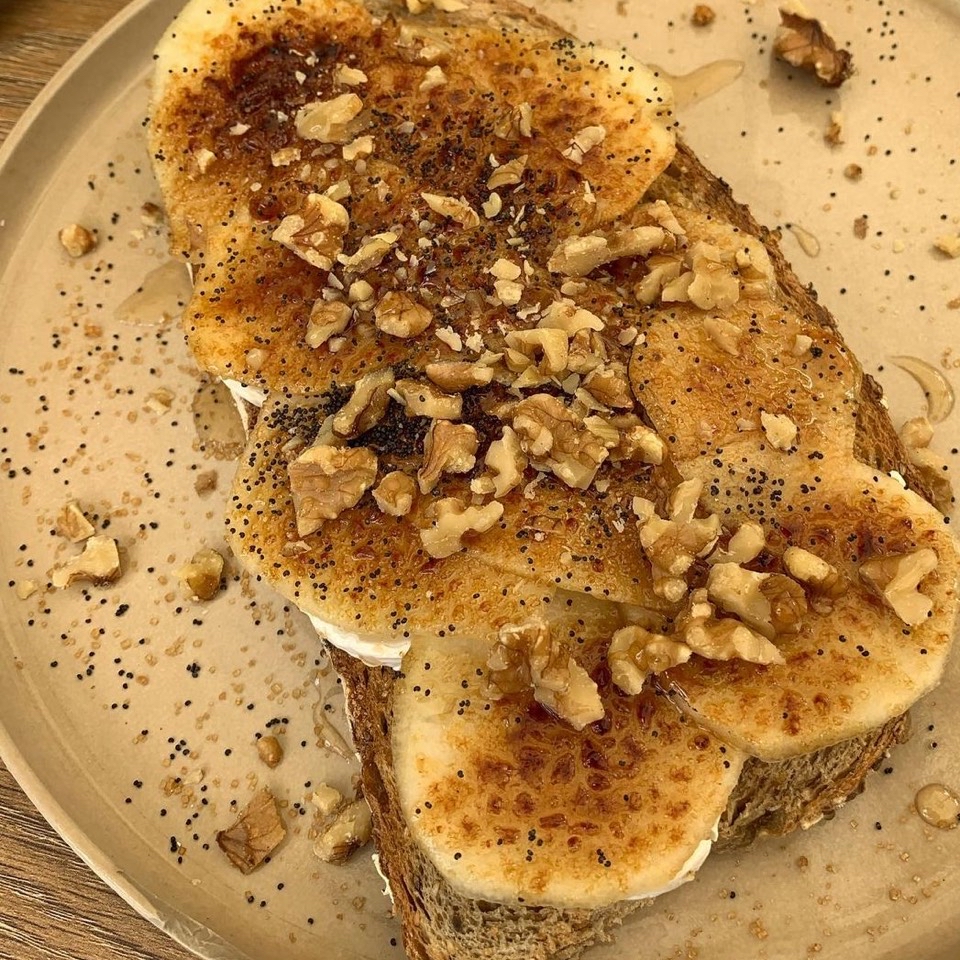 Tosta de queso de cabra con pers caramelizada miel con semillas de amapola y nueces Tosta de queso de cabra con pers caramelizada miel con semillas de amapola y nueces