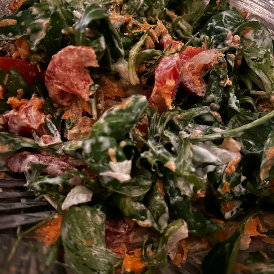 Ensalada de rucula y nueces, y yogur griego. Ensalada de rucula y nueces, y yogur griego.