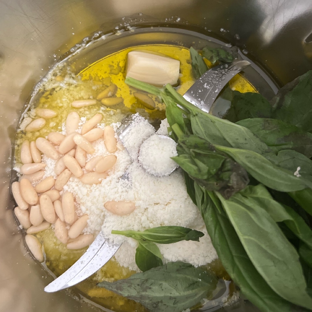 Pesto con dos quesos y piñones Paso 0 Pesto con dos quesos y piñones Paso 0