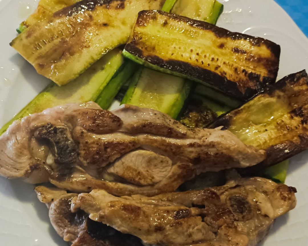 Chuletas de pavo y calabacín a la plancha Chuletas de pavo y calabacín a la plancha