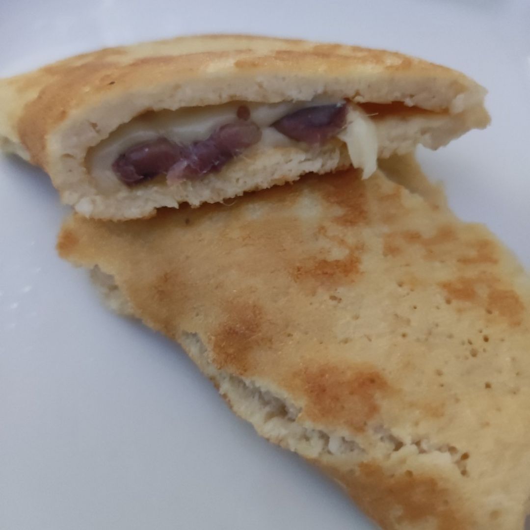 Crepe de harina de almendra con queso y anchoas Crepe de harina de almendra con queso y anchoas