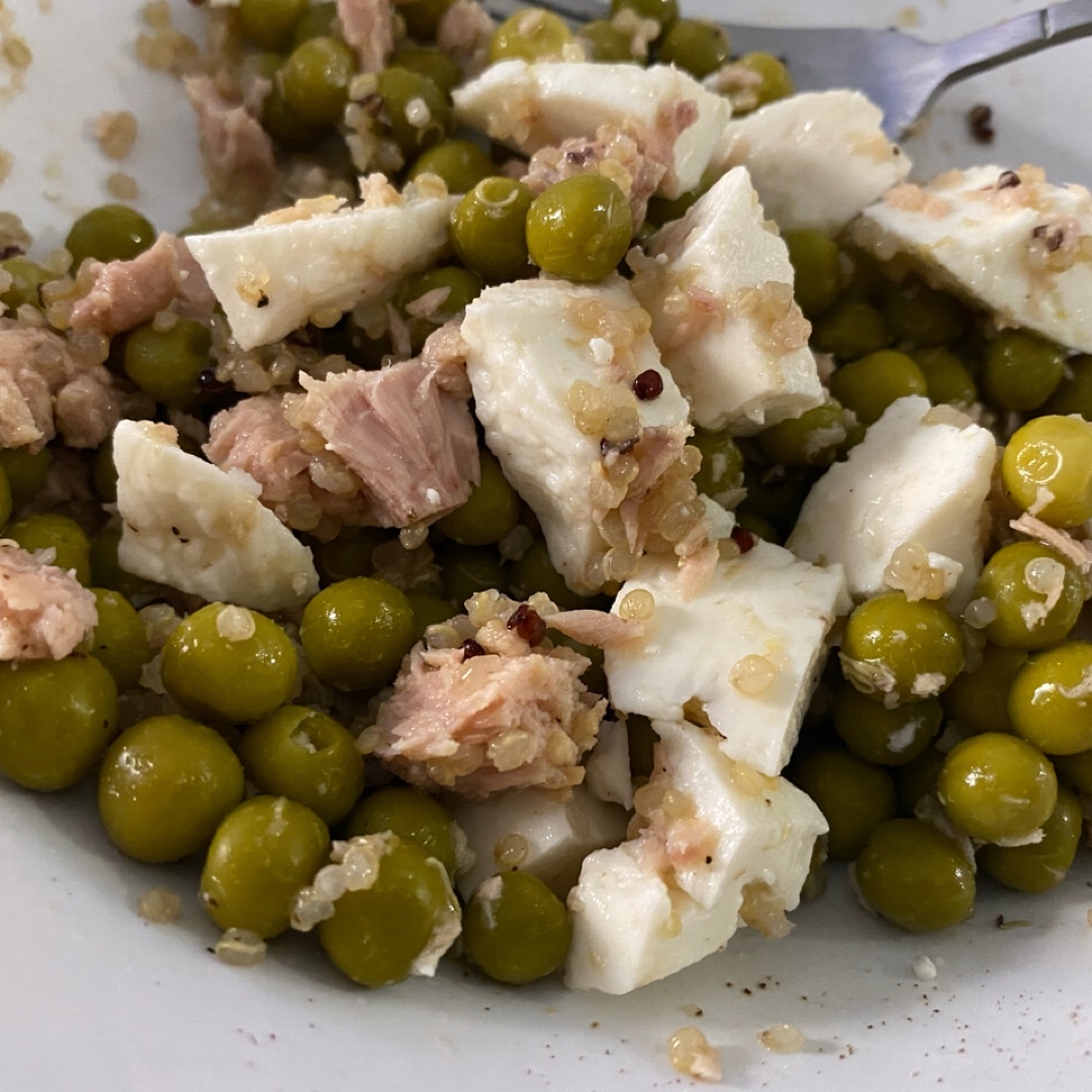 Ensalada de guisantes, quinoa , atún y queso fresco