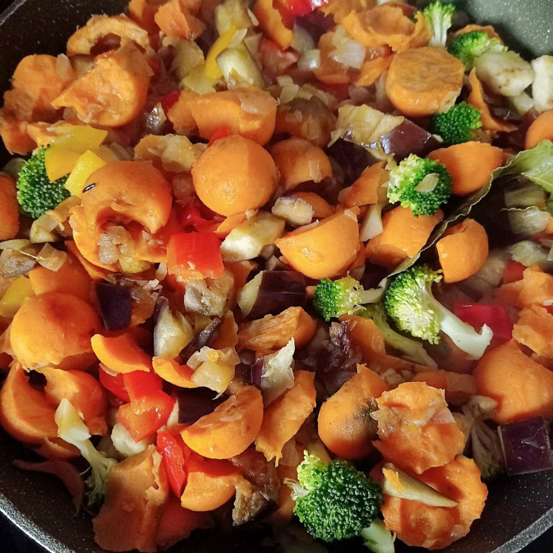 Boniatos rellenos de verduras y heura 🥦🌶️🧅🍆 Paso 2 Boniatos rellenos de verduras y heura 🥦🌶️🧅🍆 Paso 2