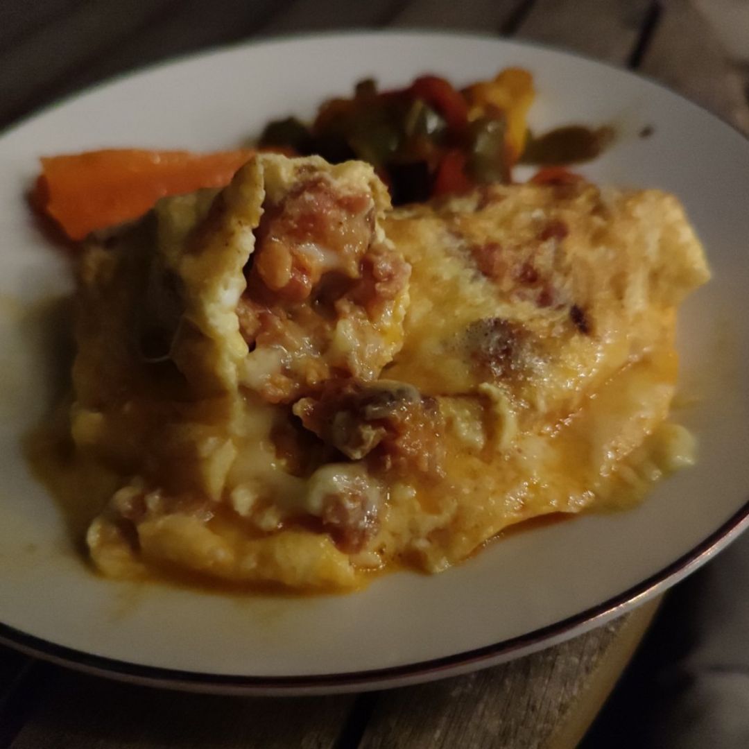 Tortilla proteica de chistorra y queso rallado con verduras medio al vapor/pochadas/fritas. Tortilla proteica de chistorra y queso rallado con verduras medio al vapor/pochadas/fritas.
