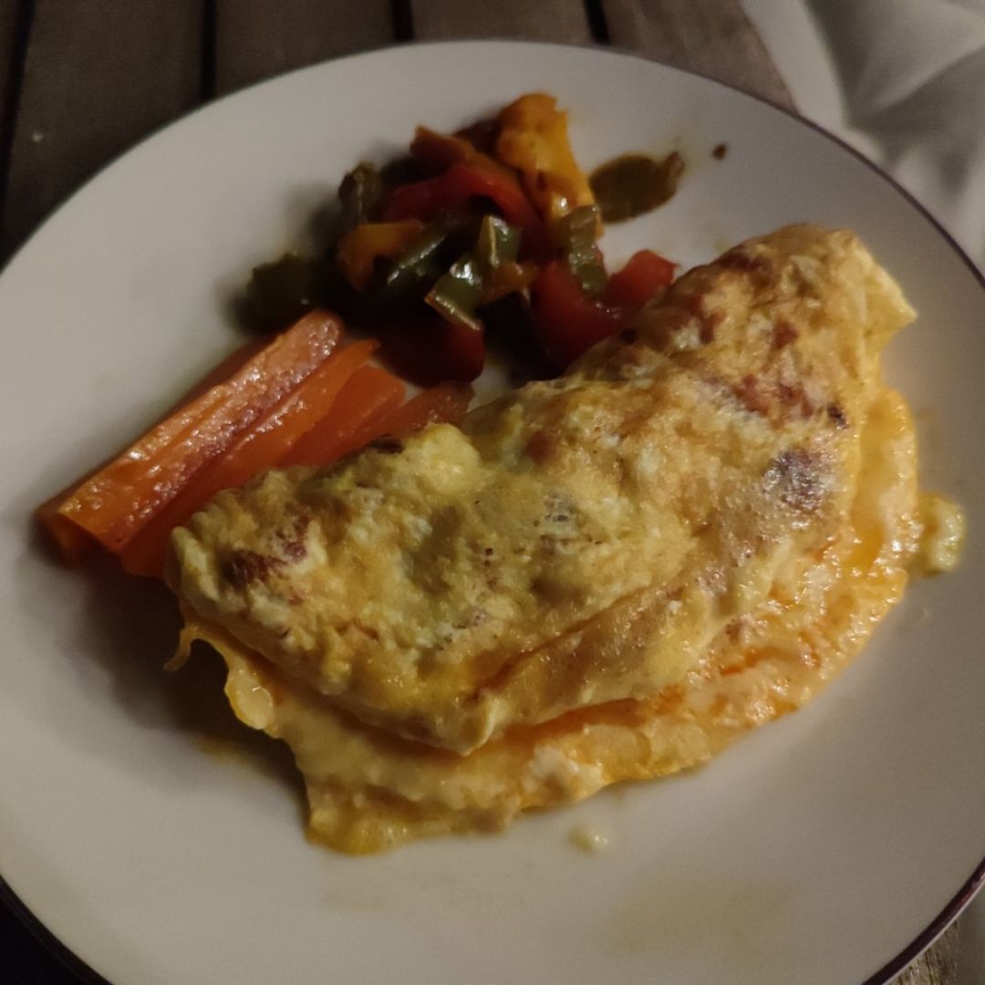 Tortilla proteica de chistorra y queso rallado con verduras medio al vapor/pochadas/fritas. Paso 1 Tortilla proteica de chistorra y queso rallado con verduras medio al vapor/pochadas/fritas. Paso 1