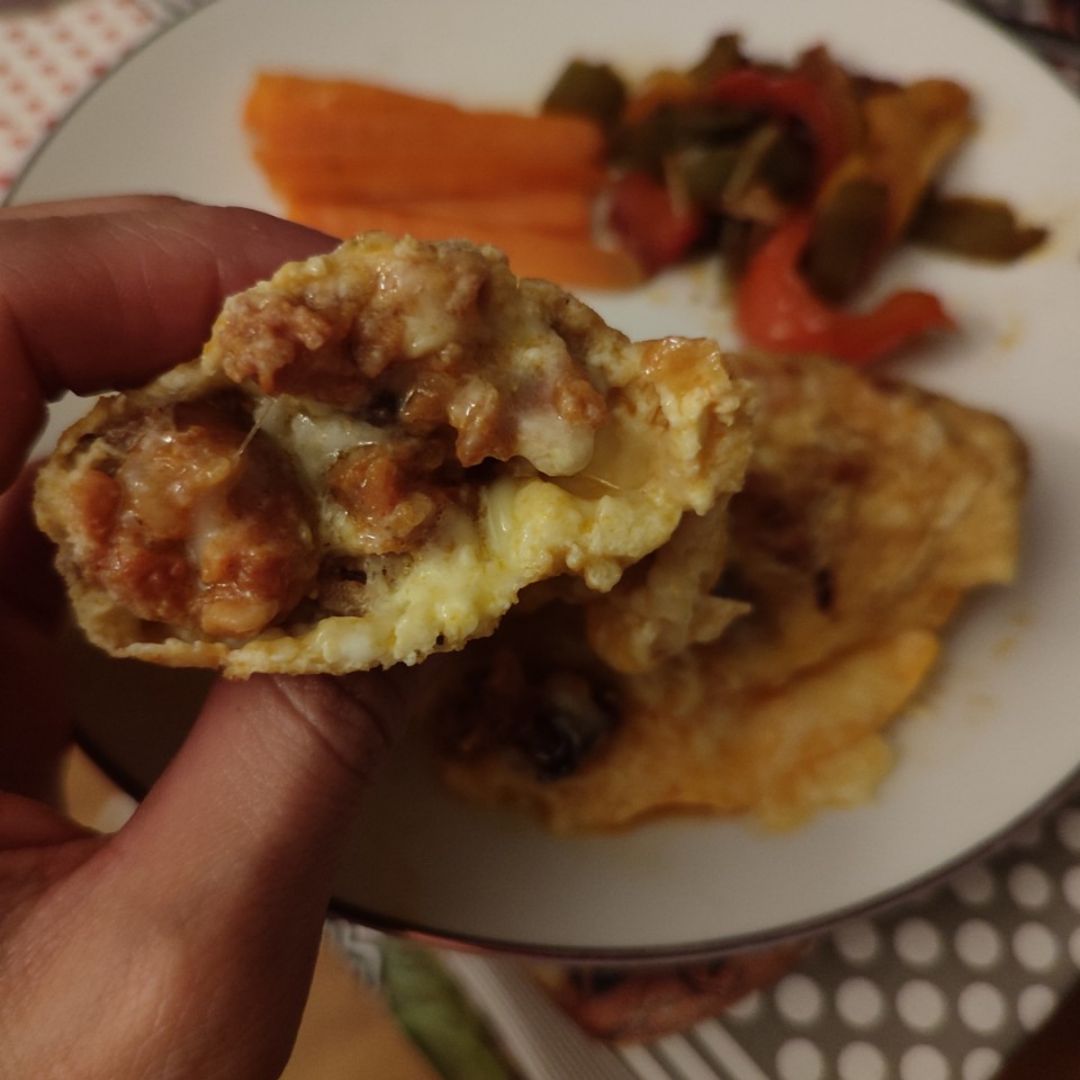 Tortilla proteica de chistorra y queso rallado con verduras medio al vapor/pochadas/fritas. Paso 2 Tortilla proteica de chistorra y queso rallado con verduras medio al vapor/pochadas/fritas. Paso 2