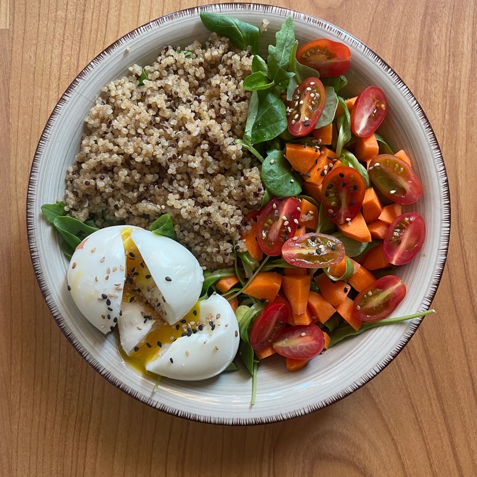 Ensalada completa de quinoa y huevo Ensalada completa de quinoa y huevo