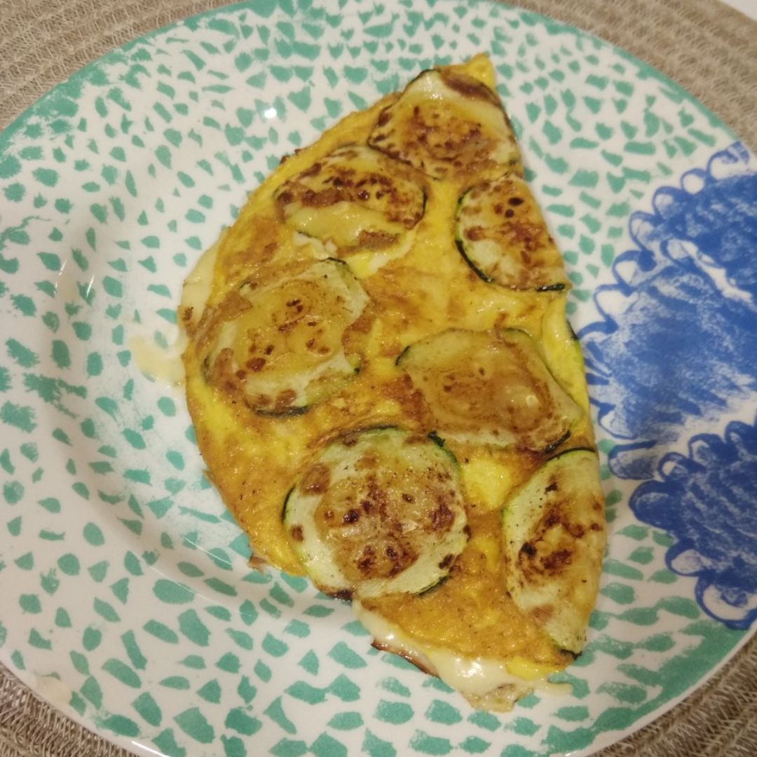 Crep de tortilla de calabacín relleno de pavo y queso Crep de tortilla de calabacín relleno de pavo y queso