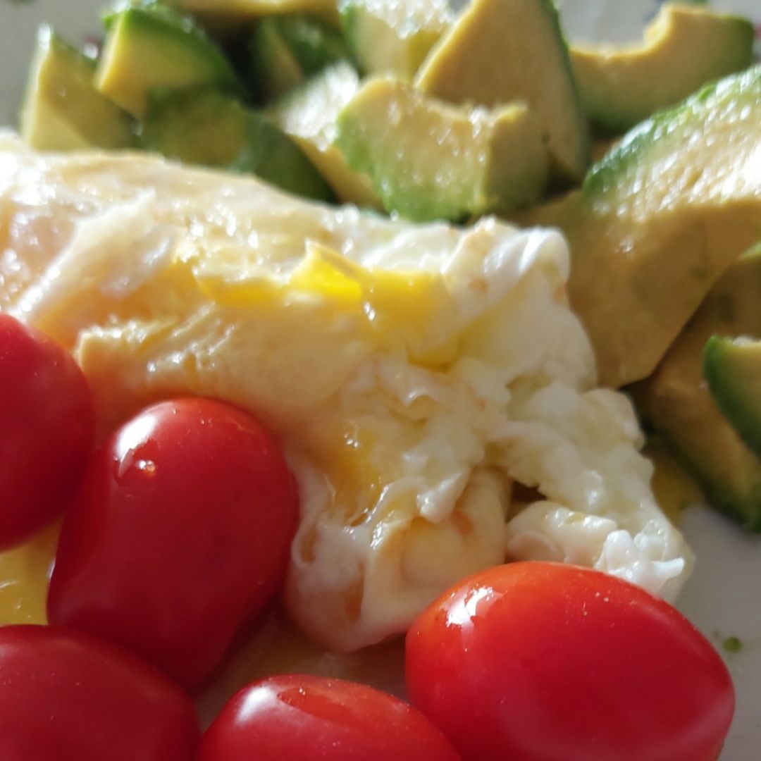 Huevo con Aguacate 🥑 y Tomates cherry Huevo con Aguacate 🥑 y Tomates cherry