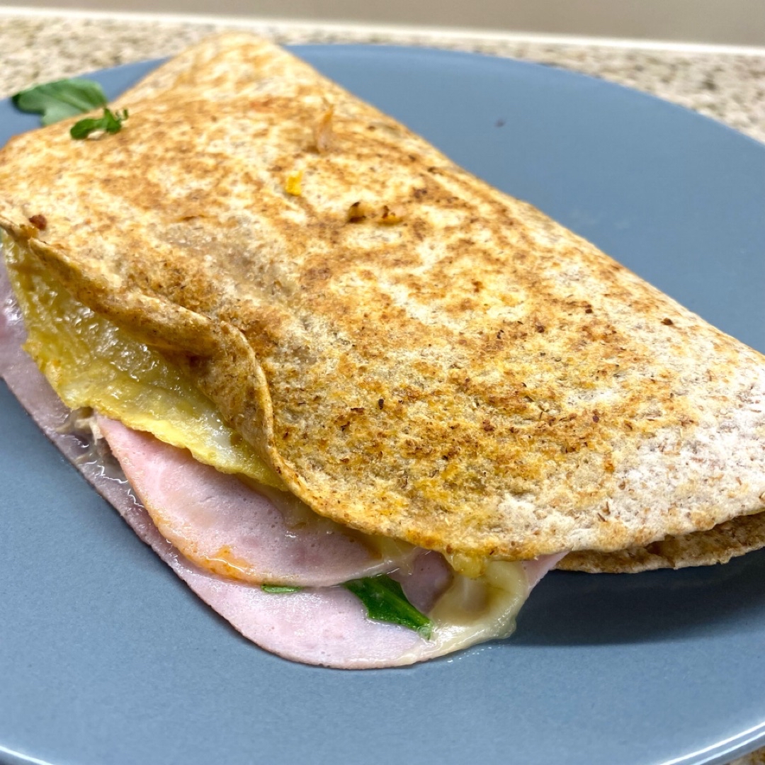 Crépe de jamón york, queso y vegetales