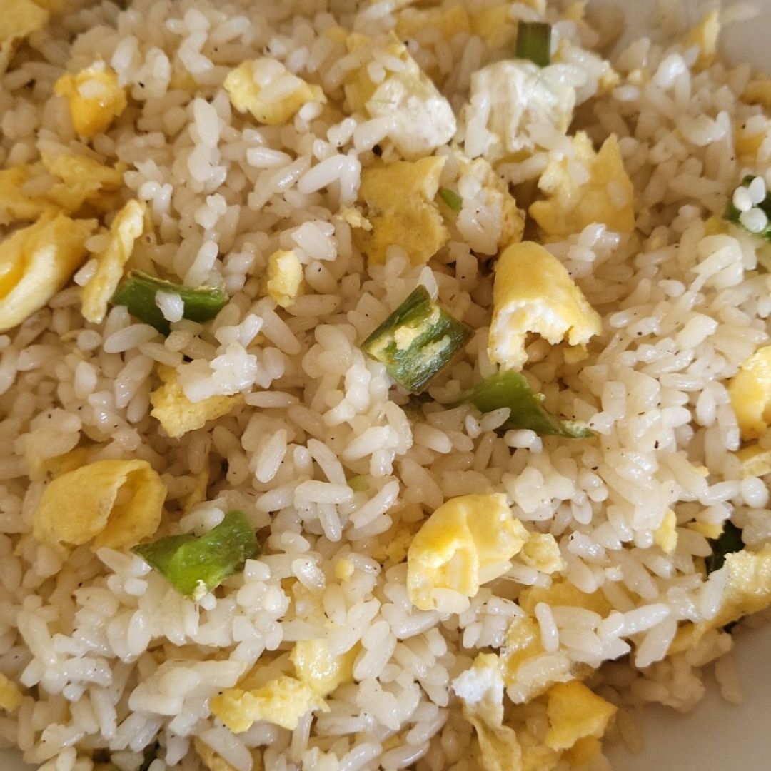 Arroz con pimiento verde y tortilla de queso.