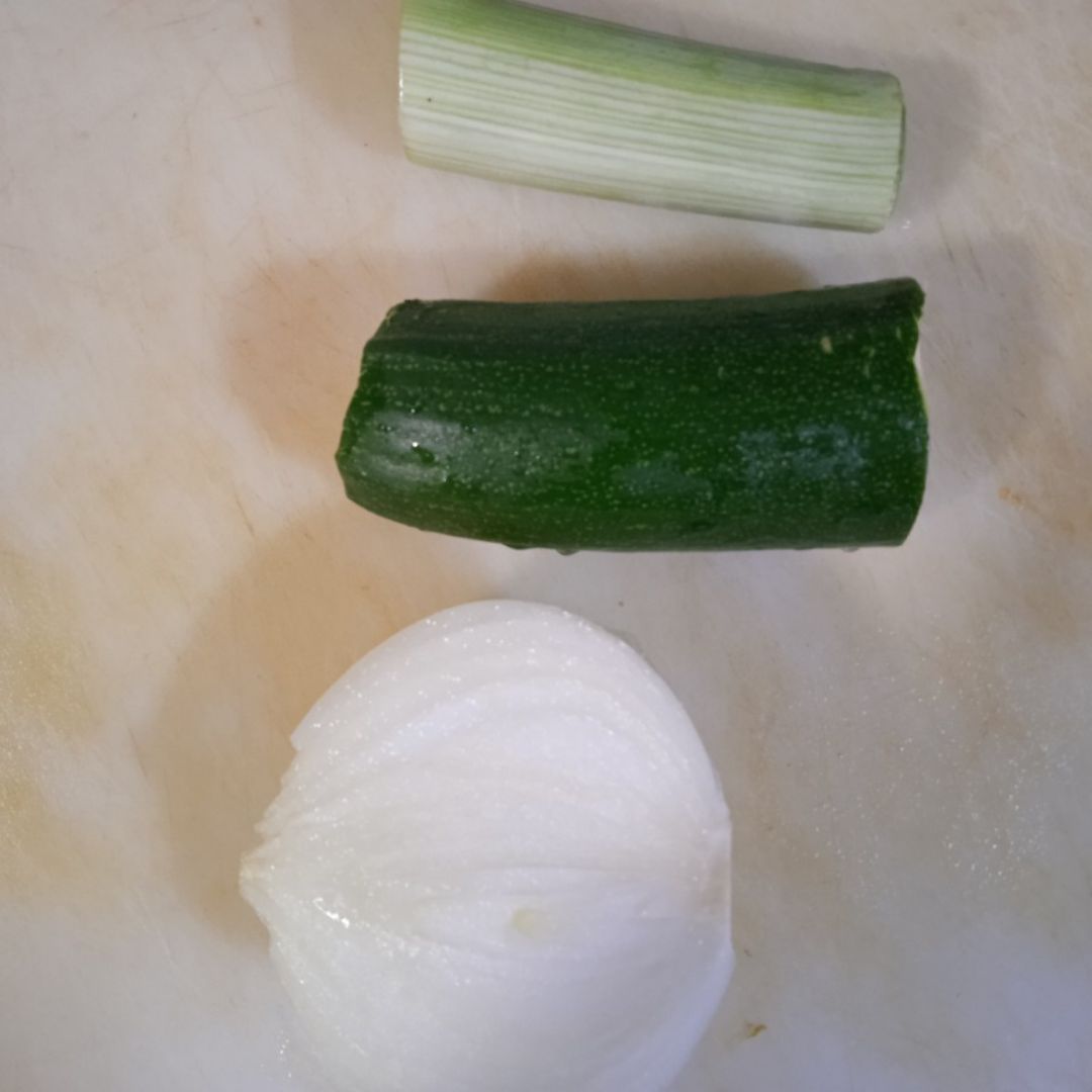 Tortilla de claras de cebolla, puerro y calabacín Paso 0 Tortilla de claras de cebolla, puerro y calabacín Paso 0