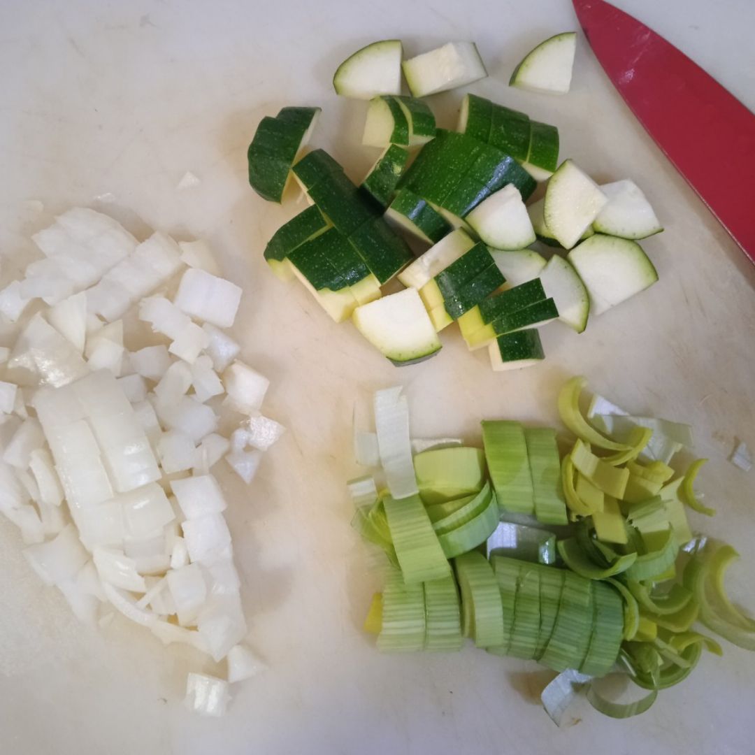 Tortilla de claras de cebolla, puerro y calabacín Paso 1 Tortilla de claras de cebolla, puerro y calabacín Paso 1