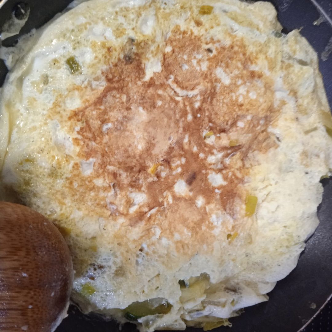 Tortilla de claras de cebolla, puerro y calabacín Paso 5 Tortilla de claras de cebolla, puerro y calabacín Paso 5