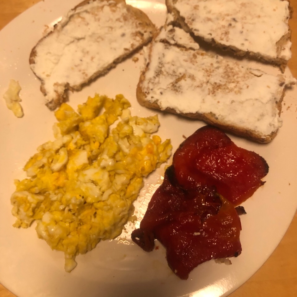 Huevos revueltos con pimientos del piquillo y tostadas integrales con ricotta