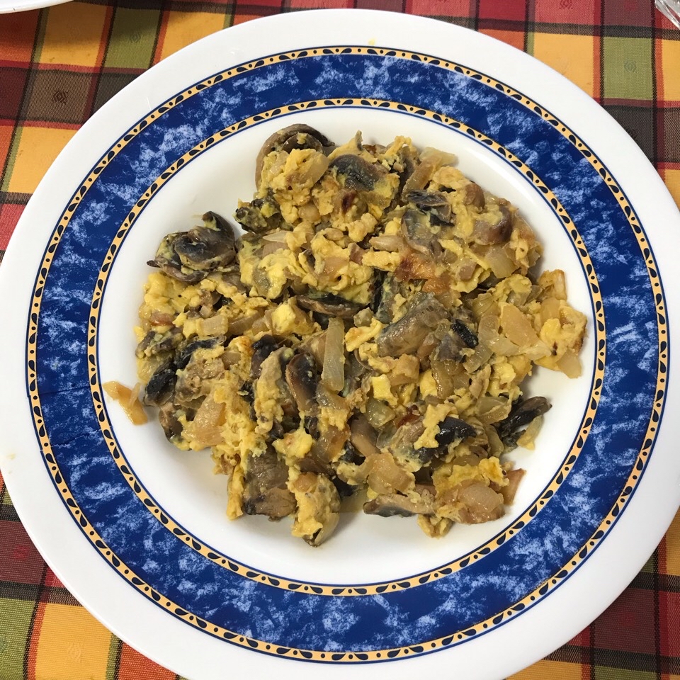 Huevos revueltos con champiñones Huevos revueltos con champiñones