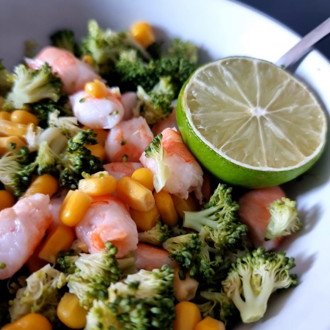 Ensalada de brocoli y langostinos