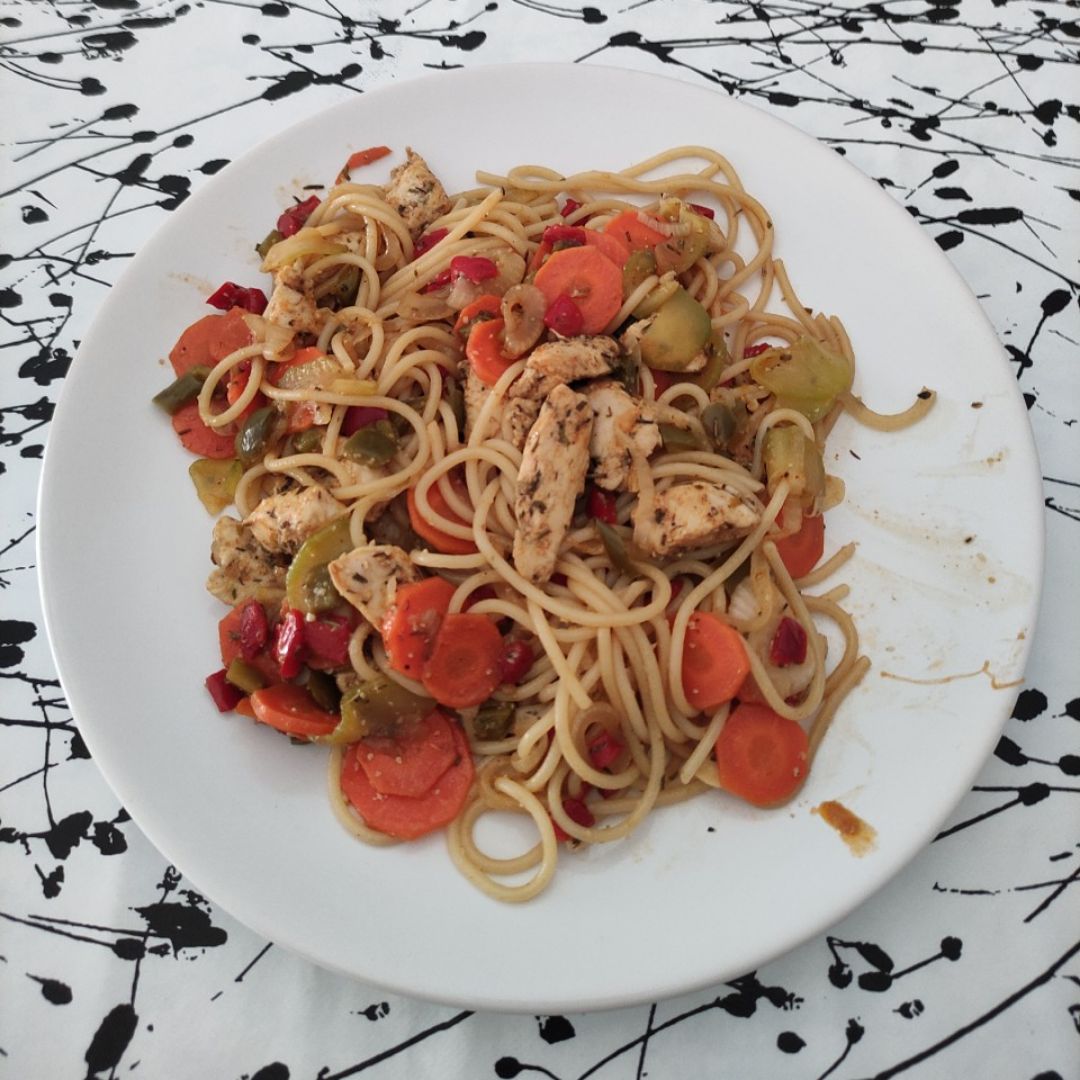 Espaguetis con pechuga y verduritas Espaguetis con pechuga y verduritas