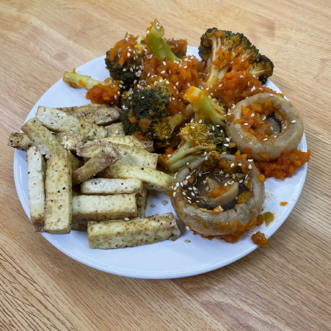 Pisto con brócoli, champiñones y “palitos” de tofu Pisto con brócoli, champiñones y “palitos” de tofu