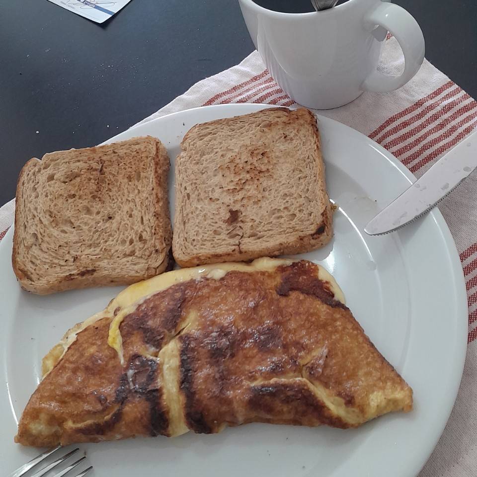 Tortilla de huevos, queso, 2 rebanadas de pan integral y café.