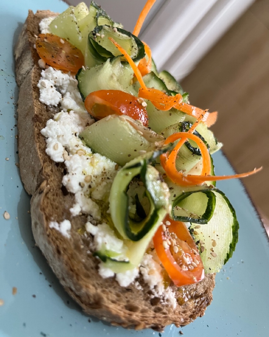 Tostada de pepino, tomate y queso