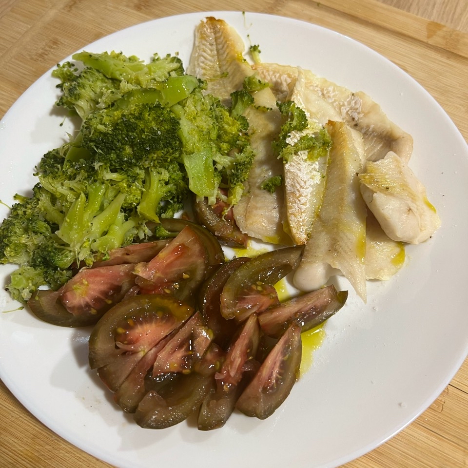 Merluza, br贸coli y tomate Merluza, br贸coli y tomate